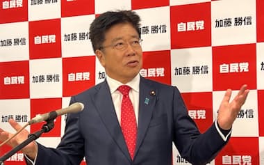 自民党の加藤勝信元官房長官(6日、国会内)