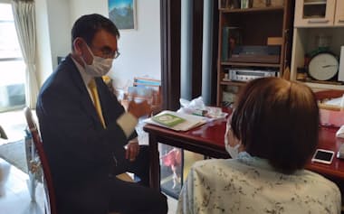 訪問診療の現場を視察する河野太郎デジタル相(6日、都内)=代表撮影