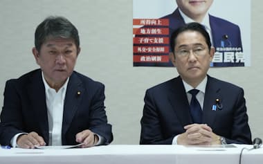 自民党の役員会に臨む茂木幹事長と岸田首相=共同