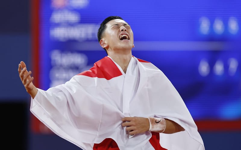 パリ・パラリンピックの車いすテニス男子シングルスで金メダルを獲得し、喜ぶ小田凱人=共同