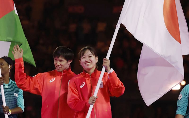 パリ・パラリンピックの閉会式で行進する旗手の和田なつき(右)と木村敬一=共同