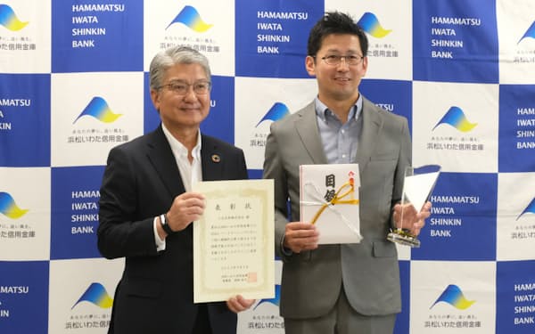 SDGsパートナーシップ指標の策定とお披露目にあたり優良企業を表彰した(2日、浜松市)