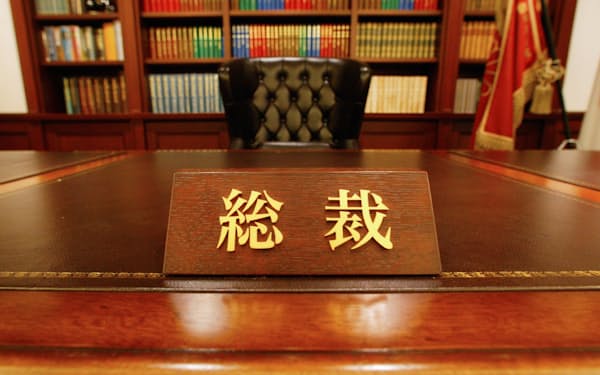 自民党総裁室の「総裁のイス(椅子)」(2005年11月、自民党本部)
