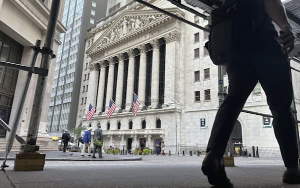 金融サービスに関する海外の支払いが日本は大きい=AP