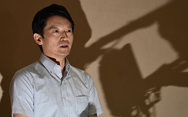 全県議からの辞職要求について、報道陣の質問に答える兵庫県の斎藤元彦知事(12日、兵庫県庁)