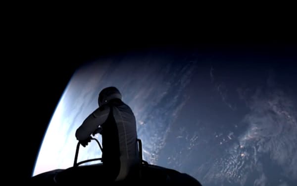 宇宙船外に身を乗り出す船長のアイザックマン氏(スペースXの中継映像)