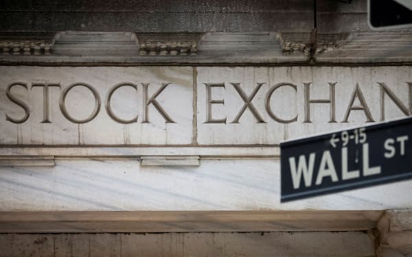 ニューヨークのウォール街=ロイター