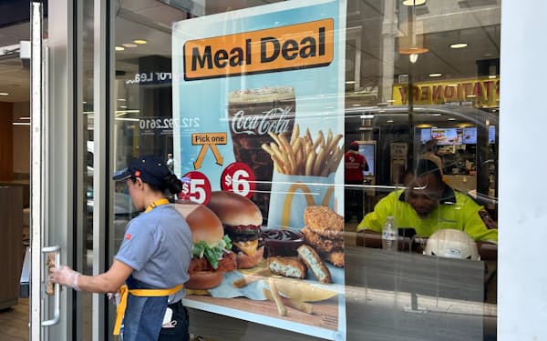 マクドナルドの「5ドルセット」のポスター(6月、ニューヨーク市)