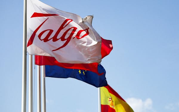 スペインの鉄道企業タルゴの工場ではためく社旗(マドリード州、8月29日)=ロイター