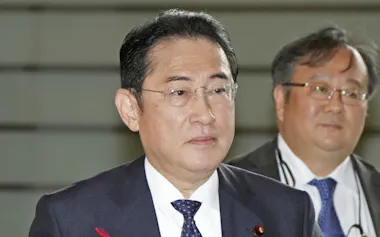 首相官邸に入る岸田首相(1日午前8時56分)=共同