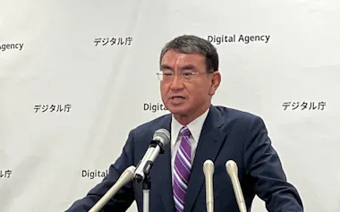 記者会見する河野太郎デジタル相(1日、デジタル庁)