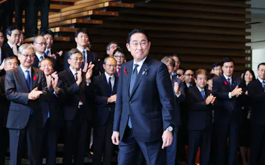 官邸職員に拍手で見送られる岸田首相(1日、首相官邸)