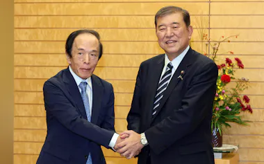会談を前に日銀の植田総裁(左)と握手する石破首相(2日、首相官邸)