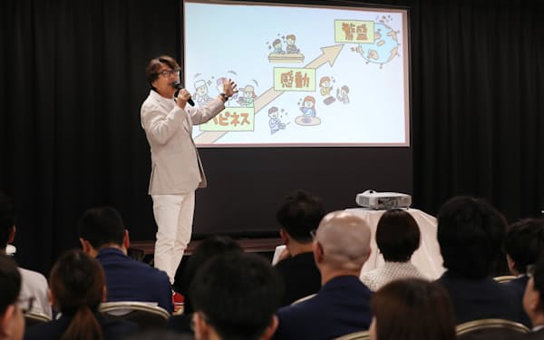 トリドールホールディングスの粟田貴也社長は社員約350人を集めた経営改革説明會で幸福経営への決意を語った(靜岡県伊東市)