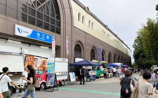 東京都狛江市は小田急グループと連攜し狛江駅(同市)の魅力を高めてきた。市道を歩きやすくしたほか駅前の商業施設も大規模改修を終えた(6月)