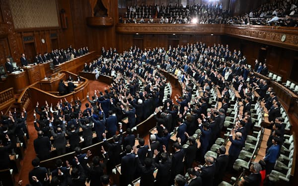 衆院が解散され、萬歳する前議員(9日、衆院本會議場)