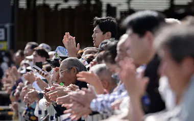 衆院選が公示され、党首の演説を聞く有権者ら(15日、福島県石川町)