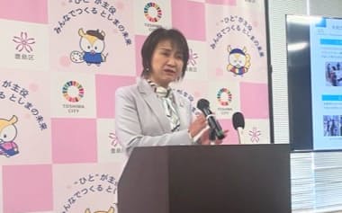 記者会見する豊島区の高際みゆき区長(22日、豊島区役所)