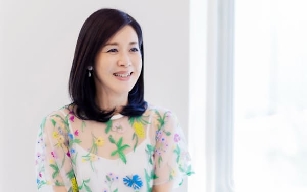 まゆずみ?まどか 1962年神奈川県生まれ。俳人。94年「B面の夏」50句で第40回角川俳句賞奨勵賞。2002年「京都の戀」で第2回山本健吉文學賞。