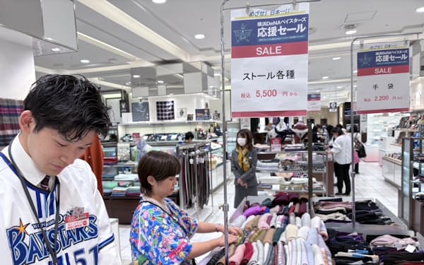 橫浜高島屋では販売員がユニホームを著て応援セールを実施している(25日、橫浜市)
