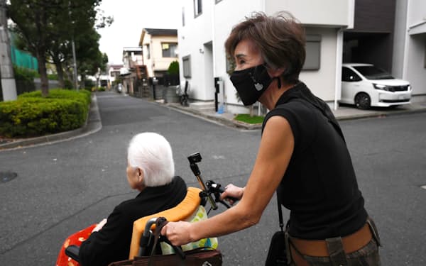 母親を介護する女性