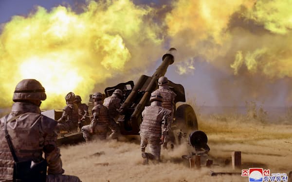 北朝鮮の金正恩総書記が視察した砲弾の発射訓練=朝鮮中央通信?共同