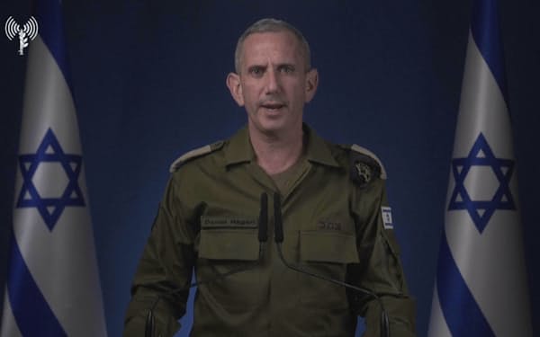 26日、イランへの反撃を発表するイスラエル軍のハガリ報道官=軍提供?AP