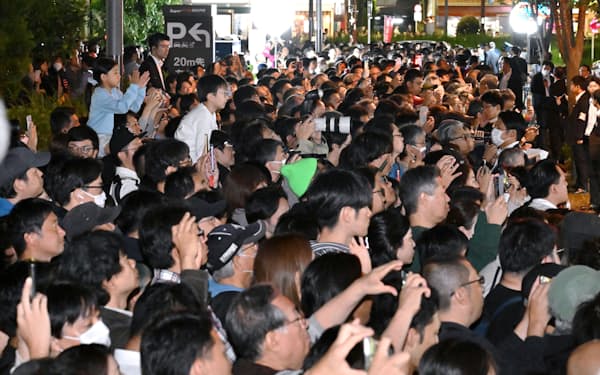 「最後の訴え」を聞く有権者(26日、東京都江東區)