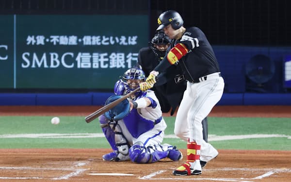 二回ソフトバンク、先制の適時打を放つ有原