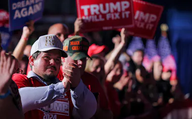 米国がトランプ氏を再び当選させたことは彼に想像を絶するほど破壊的な方法で米国を変える権限を与えたことを意味し、米国はもはやそこから後戻りする道はないと筆者は指摘する=ロイター