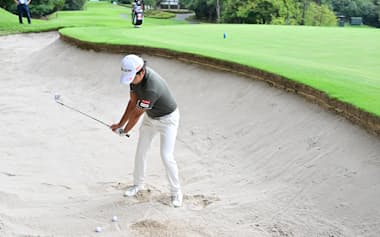 クラブを短く持ち左手首は背屈で上げる=西本政明撮影