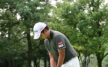 左手の人さし指を右手にかぶせる逆オーバーラッピング=西本政明撮影