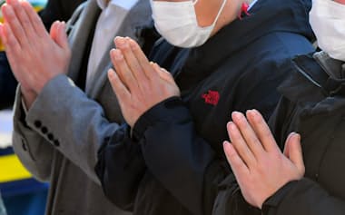 神社で手を合わせる人たち