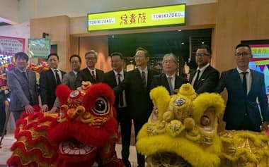 香港1号店のオープニングセレモニーでは赤と黄色の獅子舞が華やかな踊りで門出を祝った