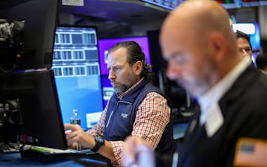 ダウ平均は46年10カ月ぶりに9日続落した(ニューヨーク証券取引所)=ロイター