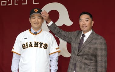 巨人の入団記者会見で笑顔を見せる田中将大投手(左)と阿部慎之助監督(25日、東京都内)=共同