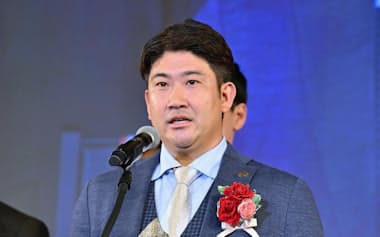 セ・リーグMVPを受賞してスピーチする菅野。オリオールズ入団が決まった(代表撮影)=共同