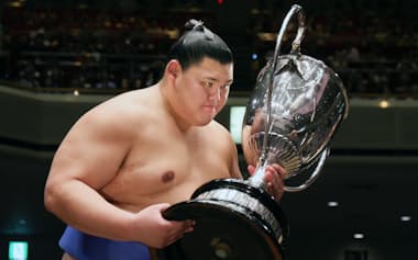 2024年の大相撲秋場所で2度目の優勝を果たし、賜杯を受け取る筆者のまな弟子・大の里。大きく飛躍した1年だった