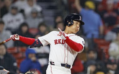 昨年4月のオリオールズ戦で安打を放つレッドソックス・吉田。故障もあり、メジャー2年目の成績は伸び悩んだ=共同