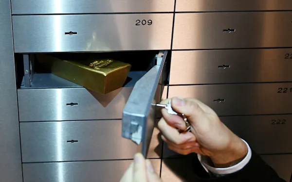 多くの邦銀が貸金庫業務の見直しに動く(写真はドイツの金庫)=ロイター