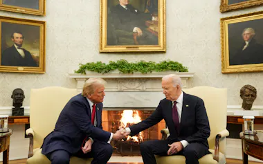 米大統領選の後、大統領執務室で会談するトランプ氏とバイデン氏=ロイター