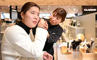 専門の資格を持つ鈴木知世さんからメークを教わる全盲の西田梓さん(東京都渋谷区)