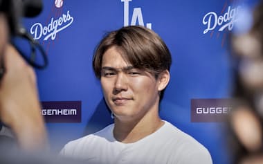 2月1日のファン感謝イベントで取材に応じる山本。「ワールドシリーズはすごい注目度だったんだなと感じた」と話した=AP