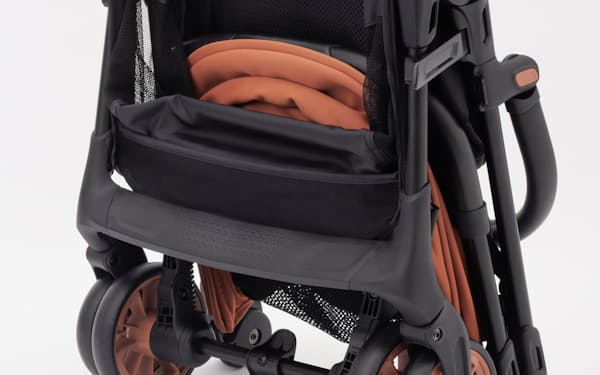 西松屋の「シンコンパクトベビーカー β(ベータ)」は折りたたむと新聞大の大きさになる