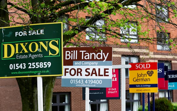 主要国の都市部では住宅価格が高騰し、不動産を相続しない限り購入が難しくなっている=ロイター