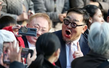 おいの新横綱・豊昇龍の明治神宮奉納土俵入りに参列した元横綱朝青龍のドルゴルスレン・ダグワドルジさんら(1月31日)