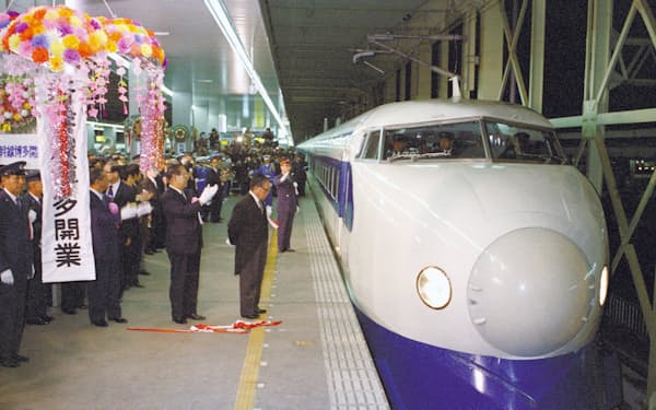 山陽新幹線が全線開業し、博多駅を出発する一番列車の「ひかり100号」(1975年3月10日、福岡市)