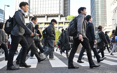通勤する人たち(東京・丸の内)