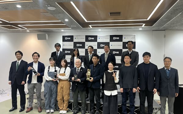 浜松いわた信金が開いたビジネスプランコンテストのファイナリストら(7日、浜松市)