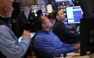 ニューヨーク証券取引所(4日)=AP